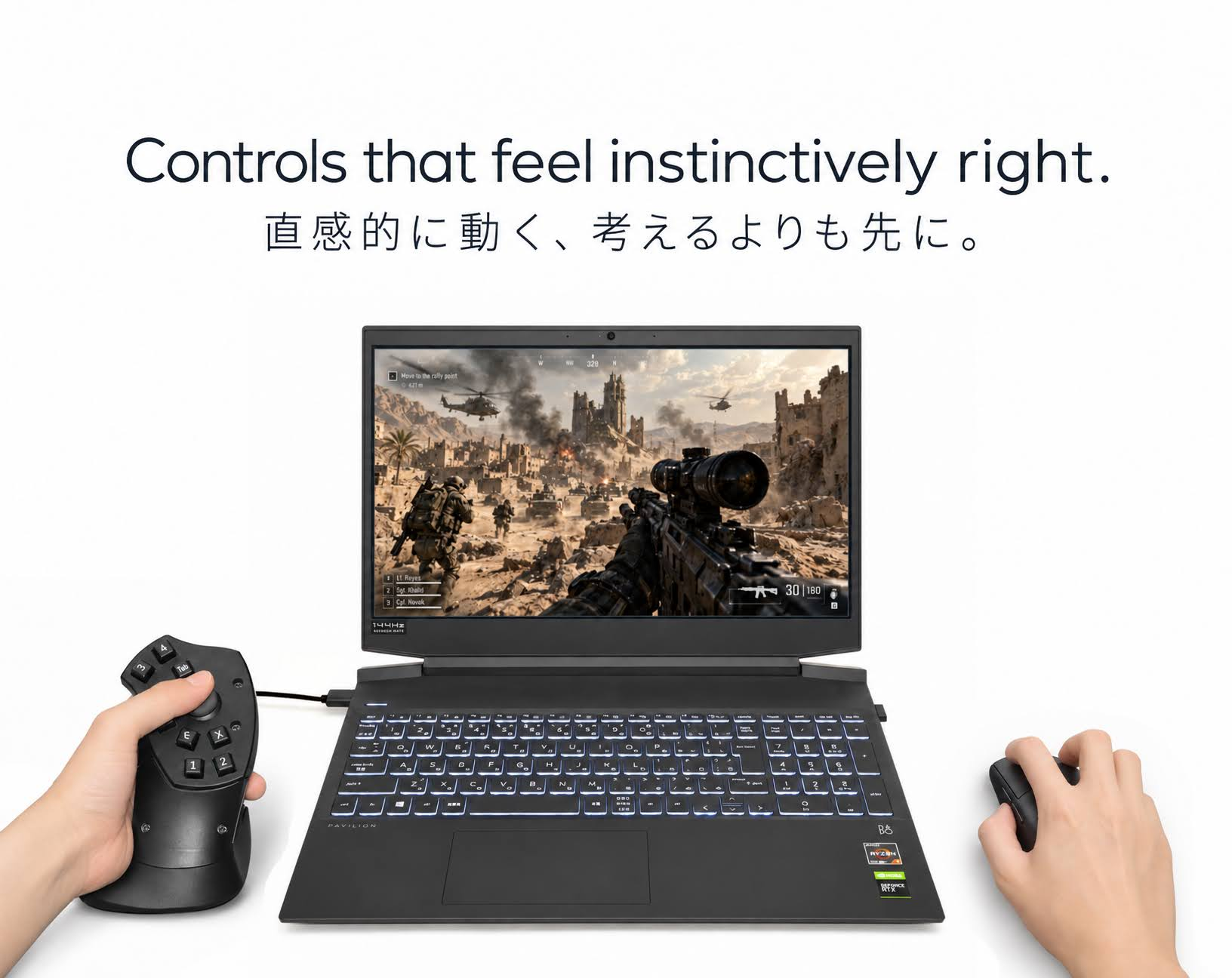 マウサーパッドV2を左手、マウスを右手で操作してPCゲームをプレイする様子